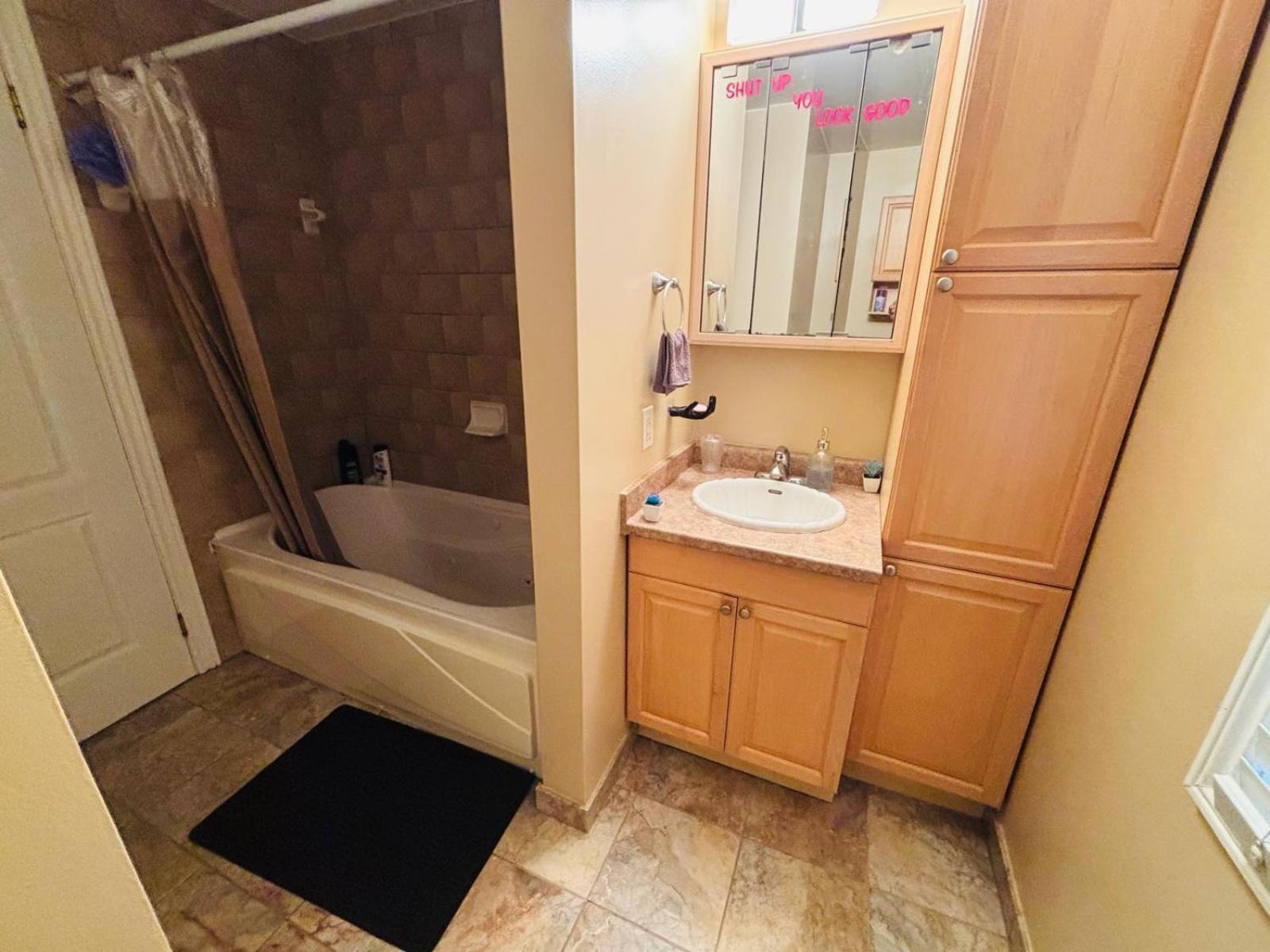 Square One Mississauga Suite- Attached Bathroom, Walking Transit & Plaza 外观 照片